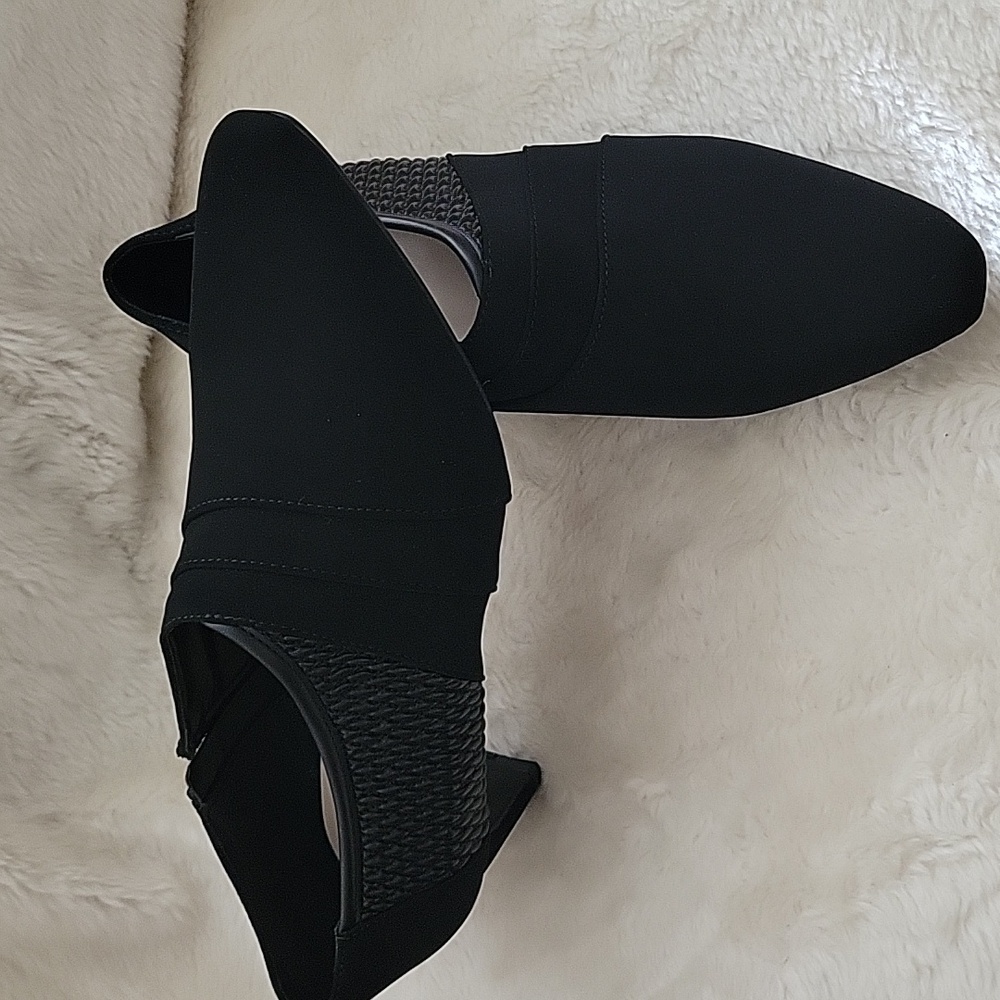 NWT ANDIAMO Womens Black Heeled Ankle Booties. Size 9.